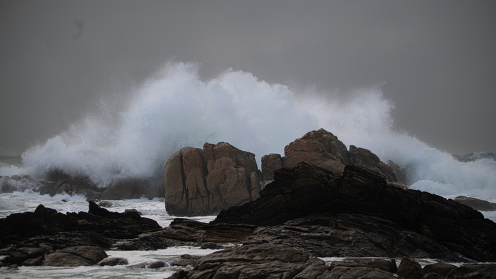 Мощный шторм настиг сухогруз в Чёрном море: Погиб член экипажа