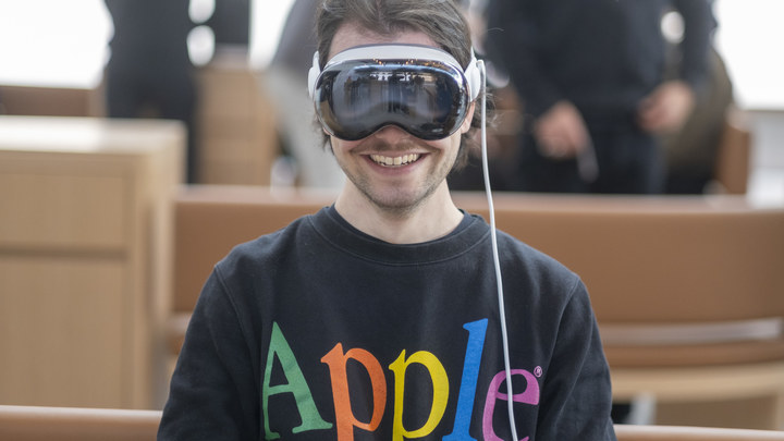 «Болит голова»: покупатели начали возвращать новые Apple Vision Pro