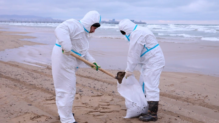 Потепление подняло со дна нефтепродукты: В Анапе готовятся нарастить группировку для ликвидации разлива