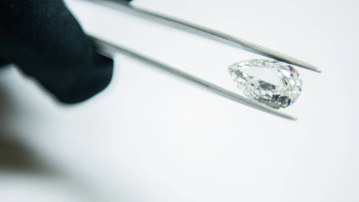 Камни на миллион: гражданку России задержали с крупной партией самоцветов в Домодедово