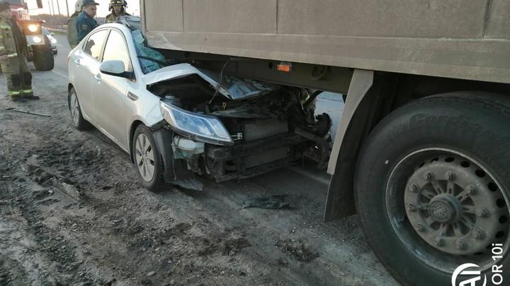 В Самарской области легковой автомобиль влетел под фуру: смертельная невнимательность