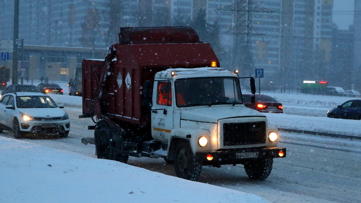 Мусоровоз взорвался на дороге в центре Москвы