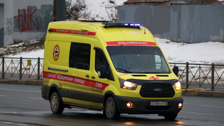 В Екатеринбурге автомобиль сбил курьера, который ехал на велосипеде