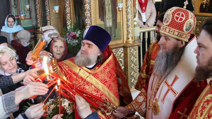 В Кургане верующим раздают Благодатный огонь