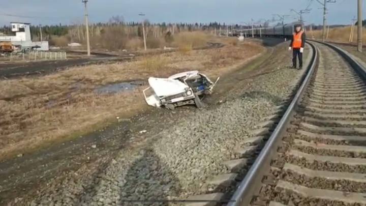 Водитель ВАЗ погиб при столкновении с пассажирским поездом в Кузбассе