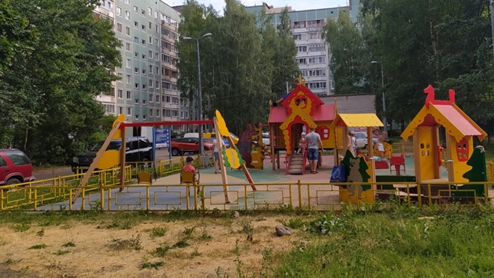 Детские площадки массово демонтируют в кузбасском городе