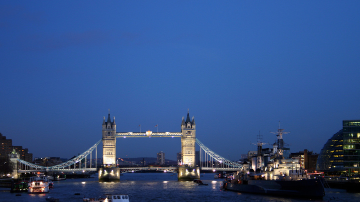 Нет прививки - нет работы: Британцы придумали народный дизайн для ковид-паспортов