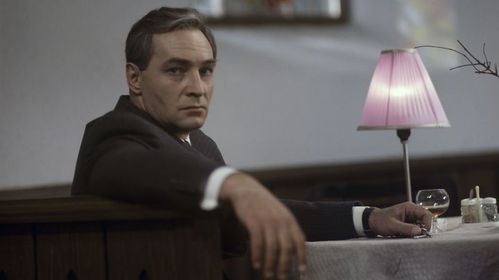 Тайна раскрыта спустя годы: Руки Штирлица не просто так прятали от зрителей