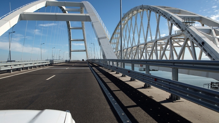 На Крымском мосту временно перекрыли движение автотранспорта