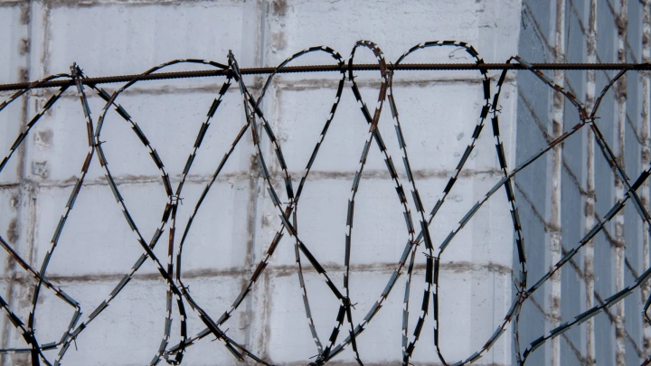 Неизвестные преступники нападают на тюрьмы по всей во Франции: версии властей