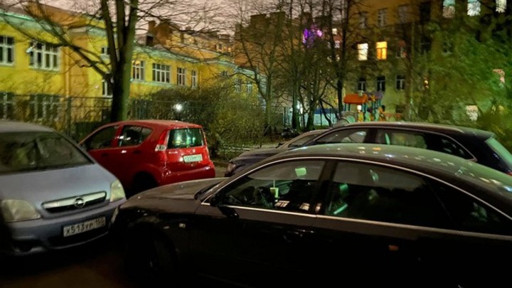 «Будете стоять две недели»: водитель «Ауди» наказал соседку, заблокировав ее машину на парковке