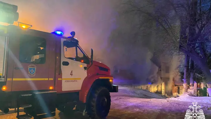 В Новосибирске несколько часов продолжается крупный пожар на улице Волочаевской