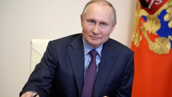Французы высмеяли идею Макрона отобрать у Путина почётное звание: Весь дрожит