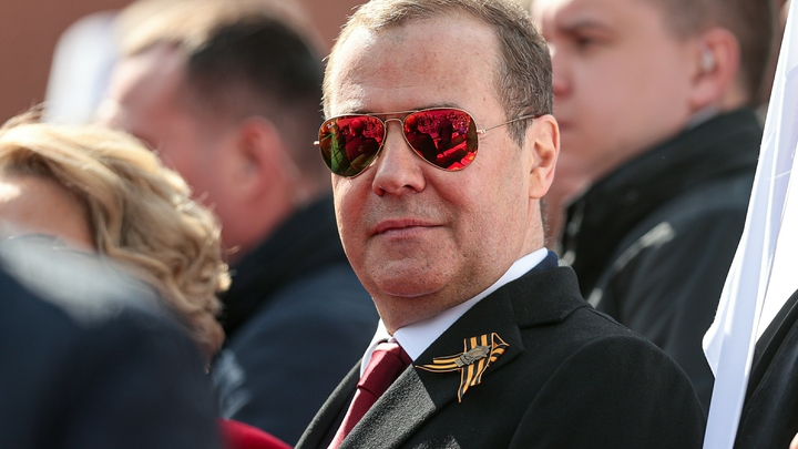 Медведев заявил, что Киев должен умолять пощадить его