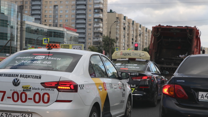 В Петербурге автомобилистам придётся искать объезды из-за ремонта асфальта на девяти магистралях