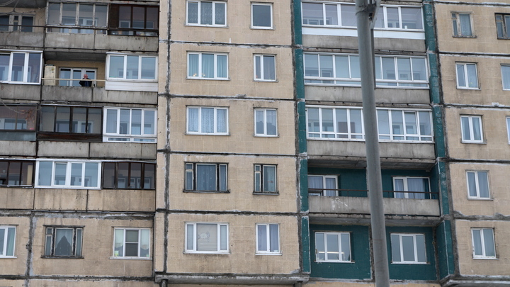 На Урале спасатели сохранили жизнь мужчине, чуть не упавшему с балкона