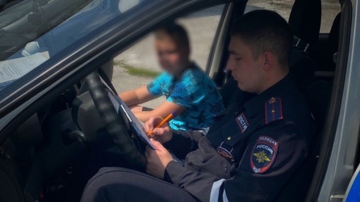 В Кузбассе полиция остановила автомобиль с 10-леним ребенком за рулем