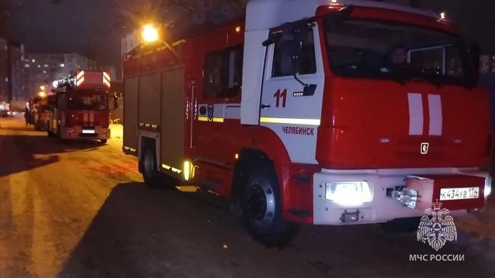 В Челябинске пожарные вытащили из огня мужчину без сознания
