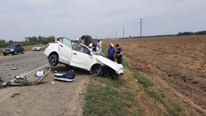 В Славянском районе в ДТП с фурой погибли два человека