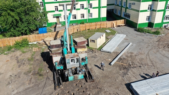В Кургане строители забили первые сваи для хирургического корпуса онкодиспансера