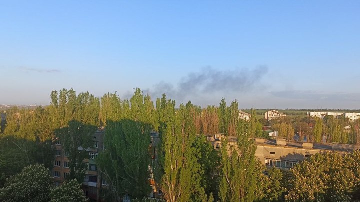Клубы дыма: Появились первые фото после взрывов в Луганске