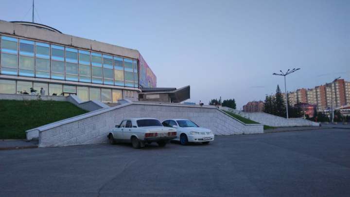 В автомобиле на дороге у цирка в Кемерове скончался мужчина