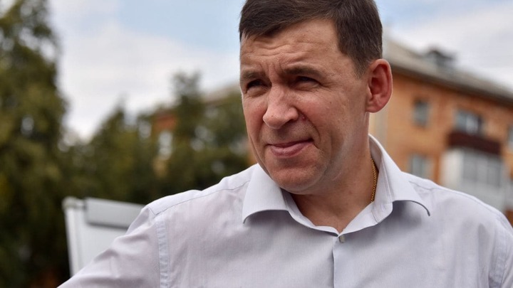 Свердловского губернатора заметили катающимся на самокате в Екатеринбурге — видео