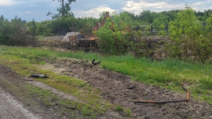 Дрон сбросил два снаряда на Поповку под Белгородом. На место выехали взрывотехники