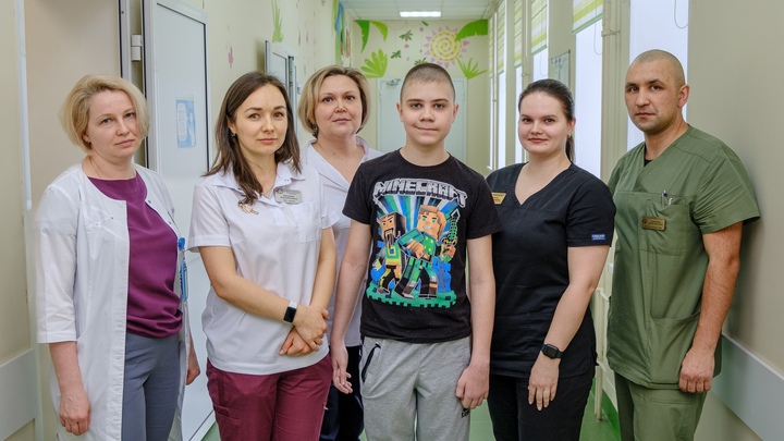 Учится заново ходить: шестиклассника разбил инсульт, но он не сдается