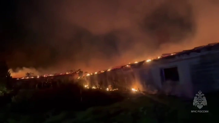 Огонь охватил 1200 квадратов склада в Новой Москве