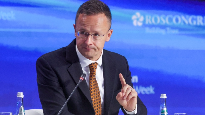 Глава МИД Венгрии Сийярто поправил переводчицу Орбана на встрече с Путиным