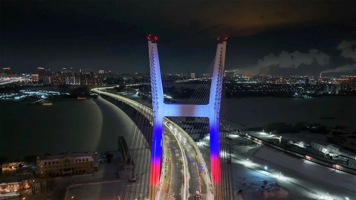 Первые водители проехали по новому мосту через Обь в Новосибирске