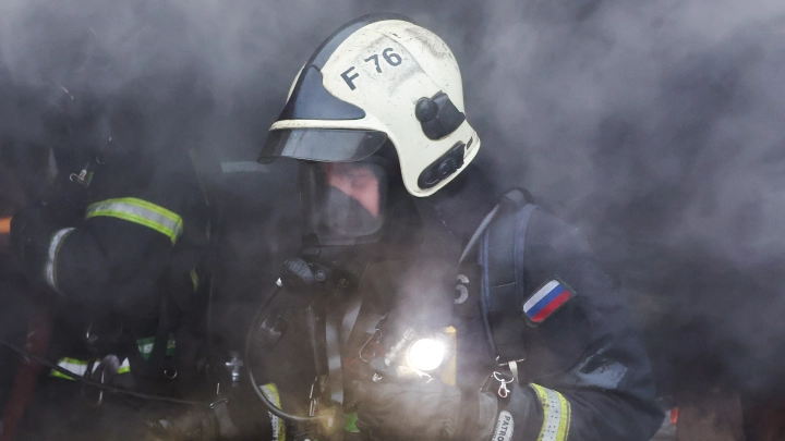 Пожарного извлекли из-под обвала при тушении склада в Новой Москве