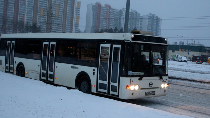 В Новосибирске автобус пытался объехать пробку через дворы на Бориса Богаткова