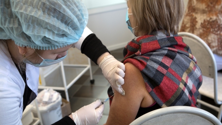 Минздрав Кузбасса прокомментировал, заразны ли вакцинированные от коронавируса