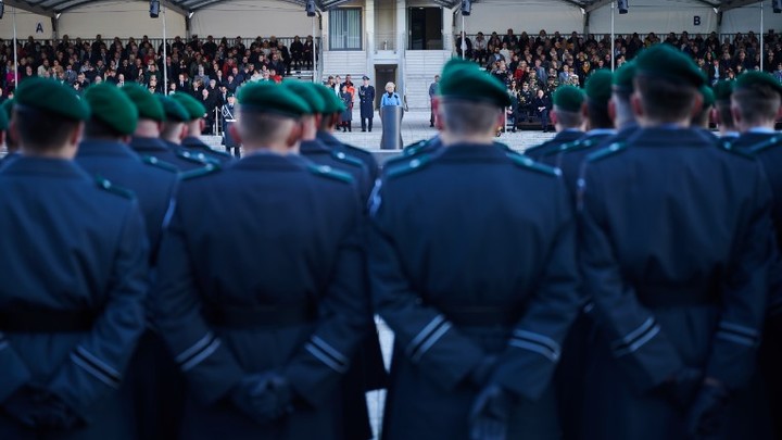 Бундесвер спарывает нашивки: Немецкие солдаты получили форму с фашистскими знаками