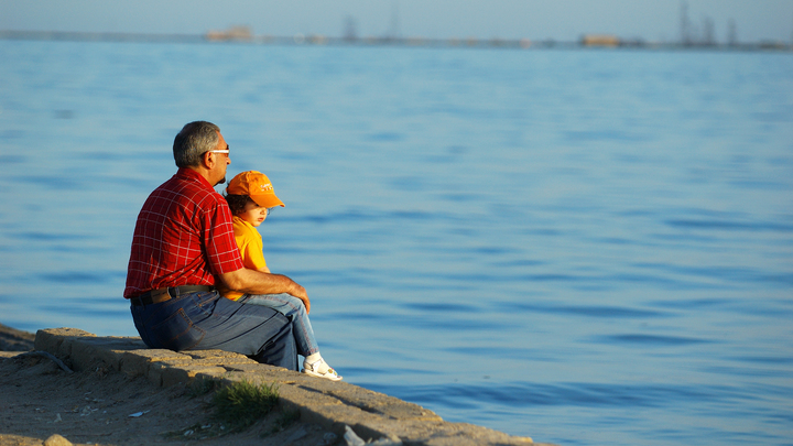 Неожиданный подарок отцу на день рождения раскрыл семейный скелет в шкафу