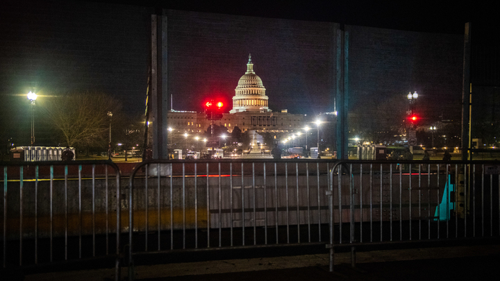 Он чуть не плакал: Спецслужбы США зачищают телеканалы перед инаугурацией Байдена - источник