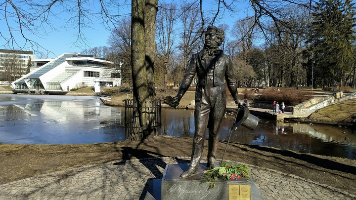 Жители Риги спасли Пушкина: пострадавшему от вандалов памятнику вернули прежний вид