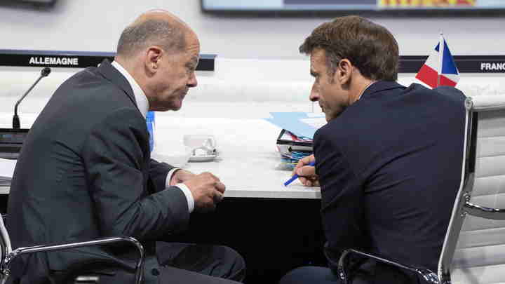 Макрон обогнал Шольца в рейтинге ливерной колбасы, а надеялся победить Путина