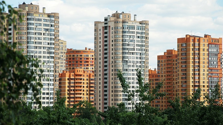 Беременная девушка сорвалась с шестого этажа в Москве и выжила