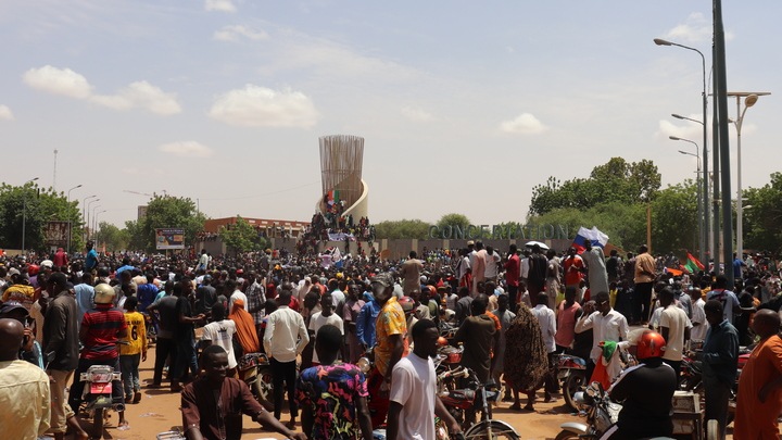 Обида Макрона или уже паника? Кейс с Нигером по пунктам расшифровал Евгений Корендясов