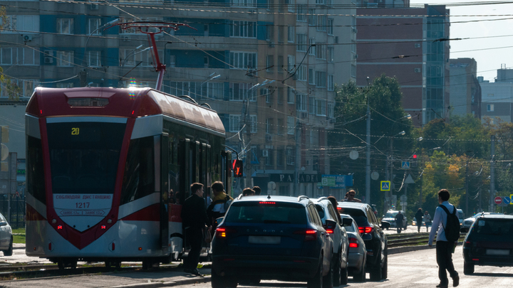 В Петербурге иномарка злостного нарушителя не затормозила перед остановкой и сбила шестиклассницу