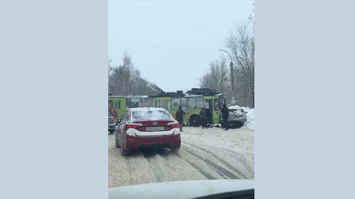 Появилось видео последствий ДТП с троллейбусом на проспекте Строителей в Иванове