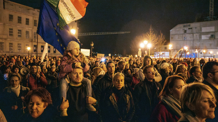По методичке цветной революции: В Венгрии из ниоткуда возник противник Орбана