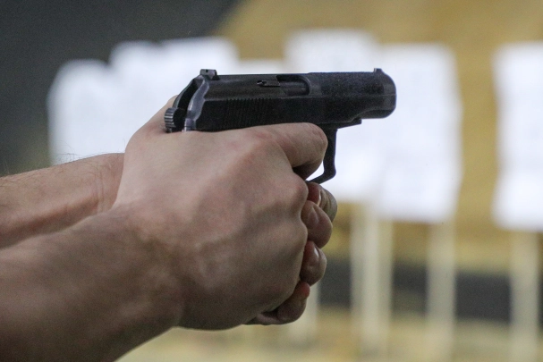 На Урале мужчина открыл стрельбу в торговом центре. Много крови. Есть раненые