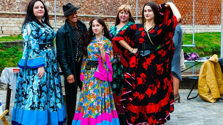 Правой крестится, левой ворует. В Челябинске цыгане украли святыни из храма во время крещения