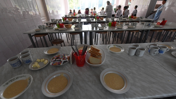 В Динском районе повара руками накладывали школьникам еду в столовой