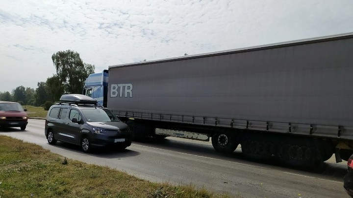 Русские грузовики с товарами из Европы начали задерживать в Казахстане. В чём причина