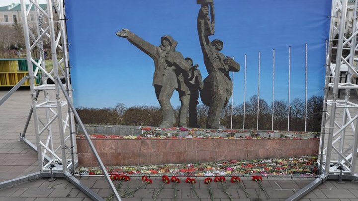 Читинцы проводят акцию в защиту памятника освободителям Риги